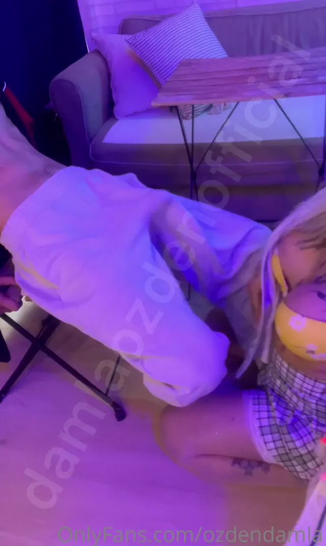 Sakso HD Damla özden sandalyede oturan elemanın yarrağını sömürdü — Damla Özden — Mobil Porno · sahne 1