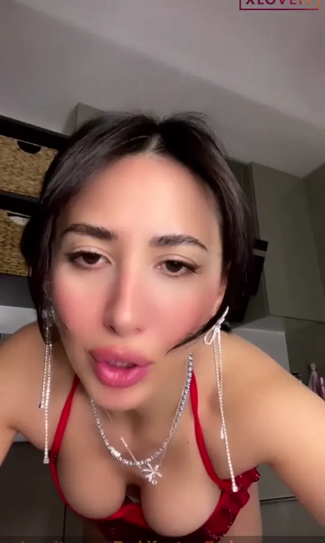 Tango Samael — Samael ifşa Seksi kırmızı üstüyle canlı yayında · sahne 1