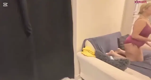 Sarışın güzel güler yüzlü kız koltuğa domalıp siktirdi — Amatör Porno · sahne 1