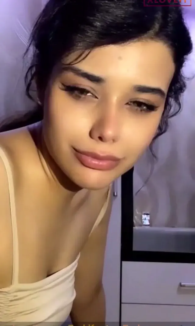Selin — Selin ifşa Esmer güzel kızdan mini etekli yayın seyret · sahne 3