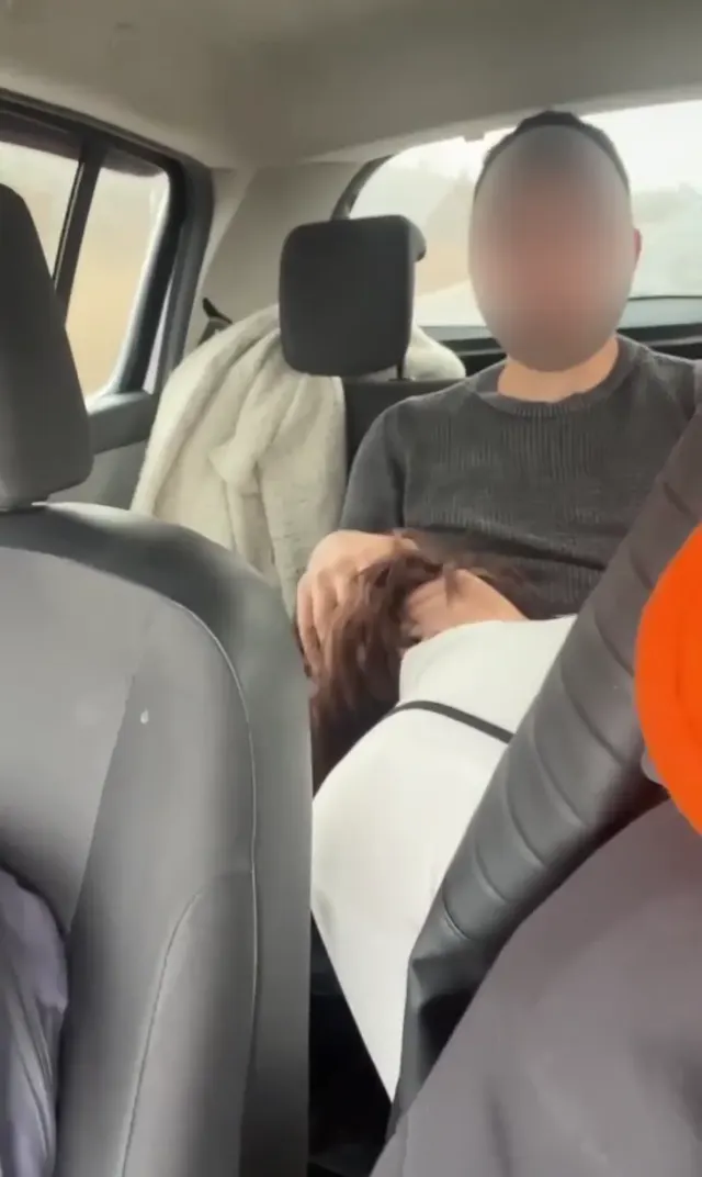 Hotwife Cansu — Kocası araba sürerken Hotwife Cansu sakso çekti · sahne 1