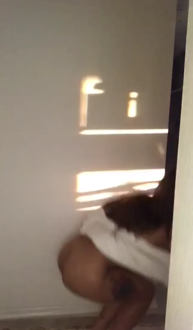 Shawty ifşa Ayakta soyunup amına hunharca dildo sapladı — Shawty — Türk ifşa · sahne 2