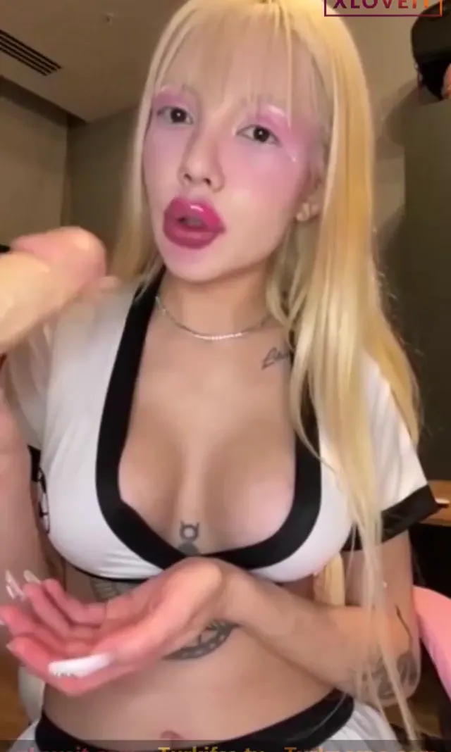 Sindy228 — Sindy228 ifşa Ponpon kız olup canlı yayın yaptı · sahne 1