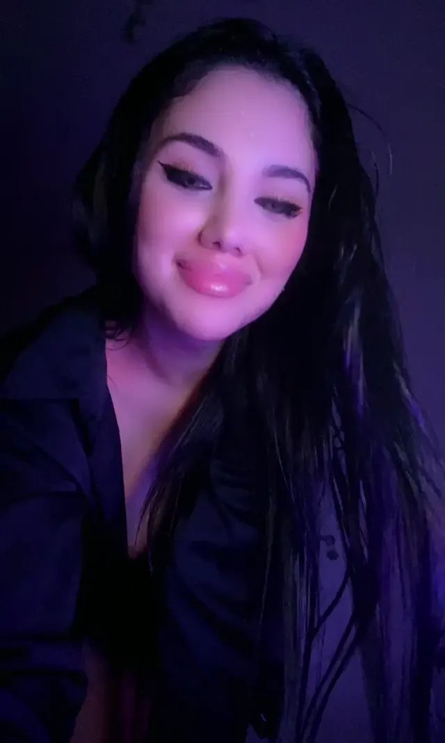 Tango Afrodit — Tango Afrodit ifşa Esmer sexy kalçalarını sergiledi · sahne 1