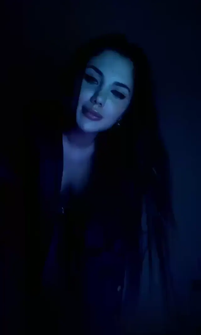 Tango Afrodit — Tango Afrodit ifşa Esmer sexy kalçalarını sergiledi · sahne 3