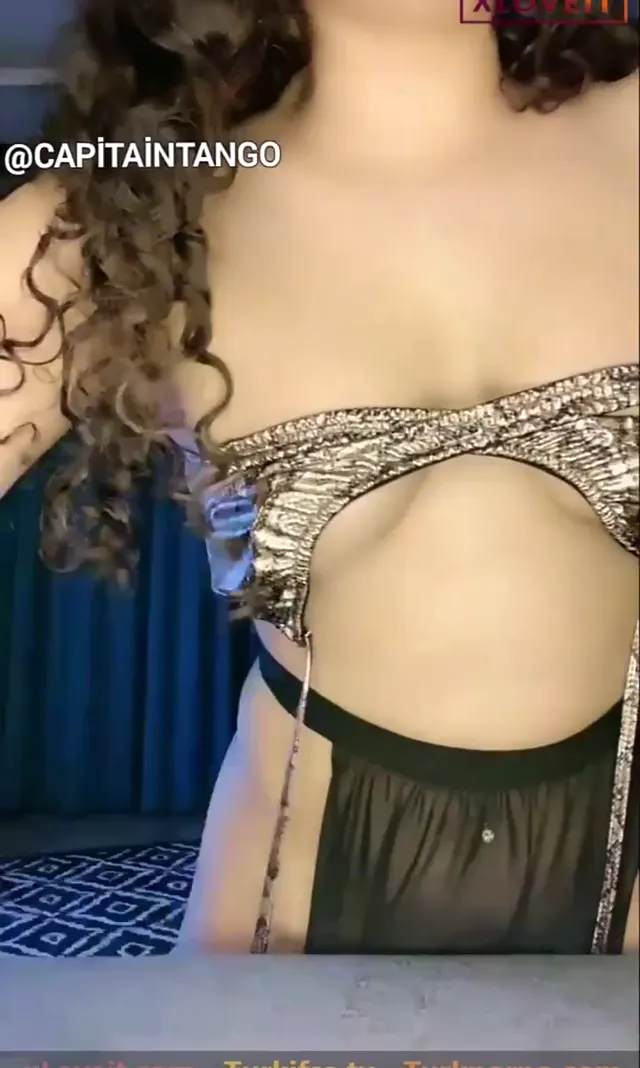Tango Curly — Tango Curly ifşa Meme avuçlayarak boşaltmaya çalıştı · sahne 1