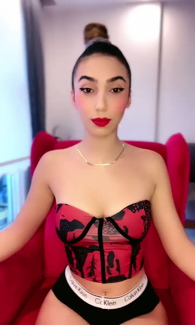 Tango Pelinsu — Pelinsu ifşa Yayıncı kızdan kalça show seyret · sahne 2