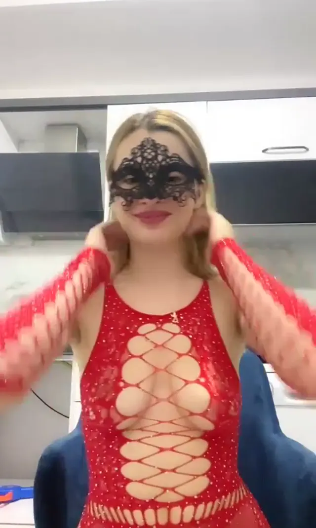 Tango Rüyanız ifşa Kırmızı sexy elbisesiyle canlı yayın yaptı — Canlı Yayınlar · sahne 2