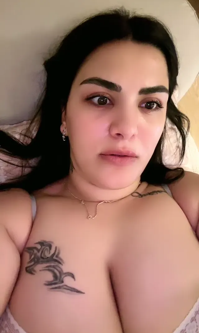 Tango Tokyo ifşa Koltukta uzanıp meme show yaptı — Tango Tokyo — Canlı Yayınlar · sahne 3