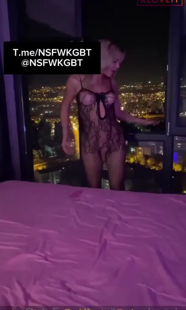 Travesti Porno Beren Hande vücudunu sergileyip yarrağı kökledi — Mobil Porno · sahne 1