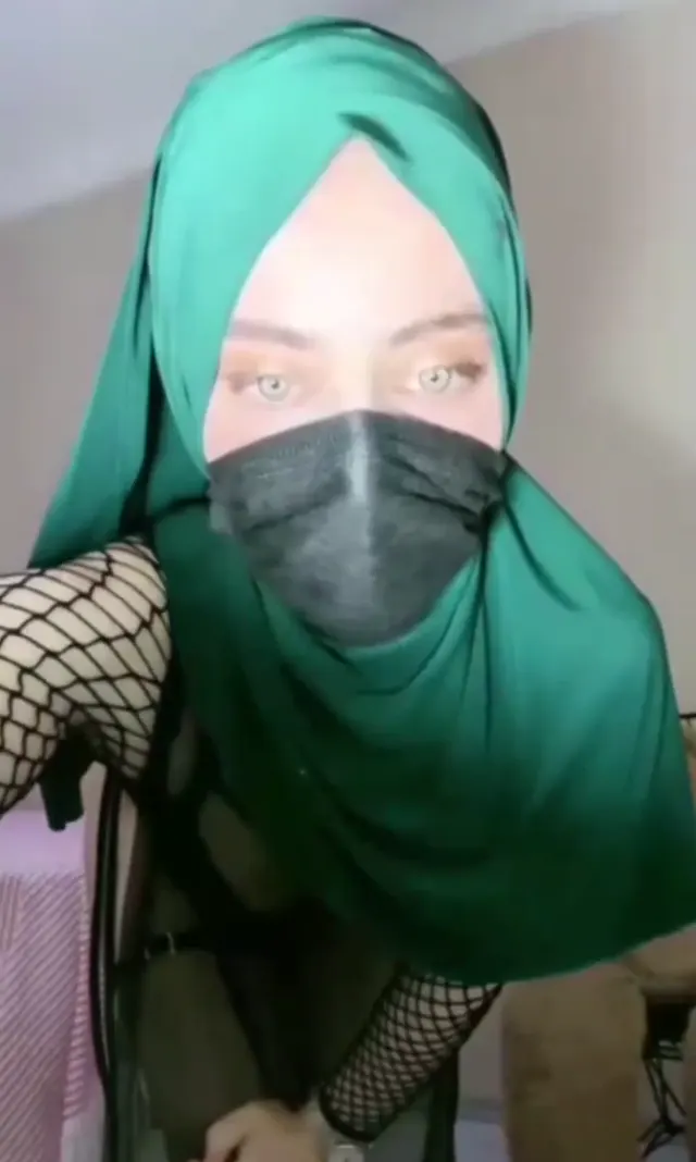 Türbanlı Boncuk — Boncuk ifşa Transparan geceliğiyle gece yayını izle · sahne 1