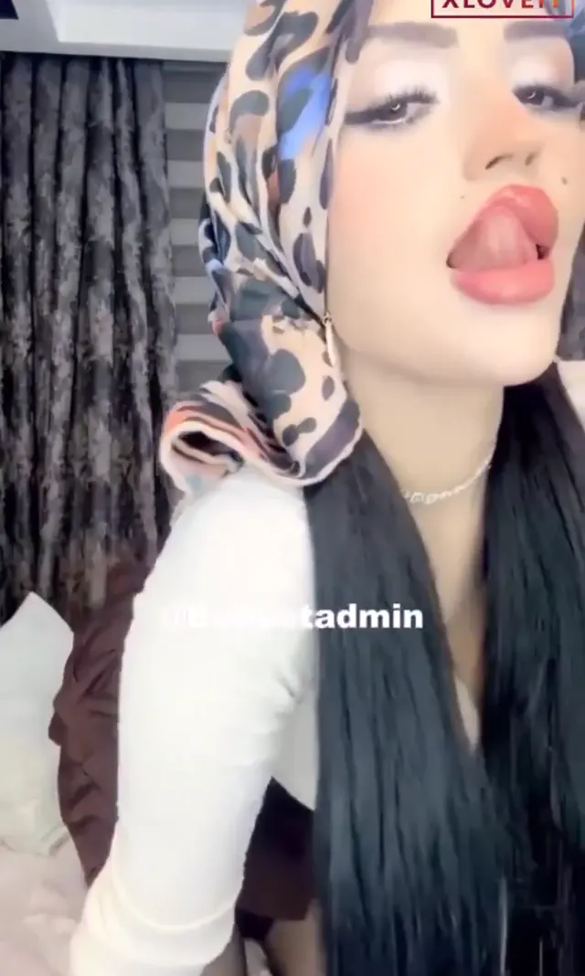 Türbanlı Kız — Türbanlı Kız ifşa Göğüs dekolteli seksi video çekti · sahne 1