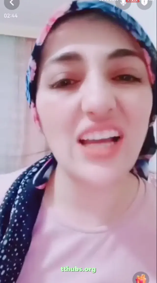 Türbanlı köylü kızı, sevgilisine görüntülü olarak memlerini gösteriyor - Porno Video — Türk ifşa · sahne 3