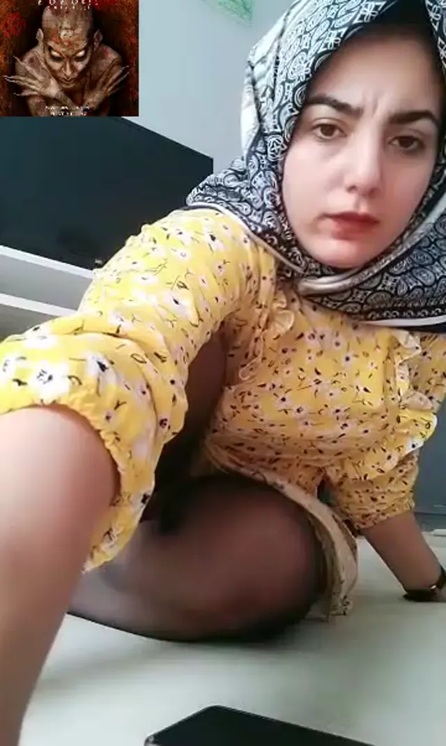 Türbanlı Öğretmen ifşa Mutfakta sarı elbiseli yayın seyret — Türbanlı Öğretmen — Canlı Yayınlar · sahne 2