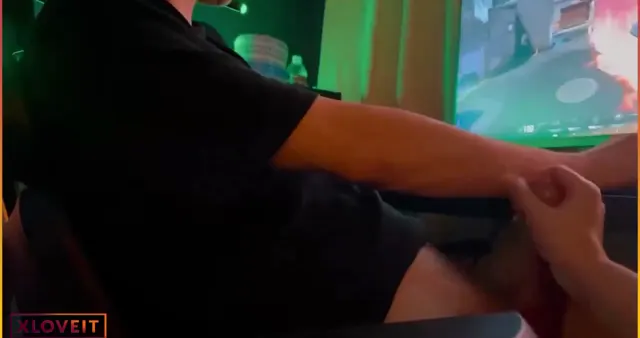 Valorant oynayan sevgilisine 31 çekiyor — Amatör Porno · sahne 2