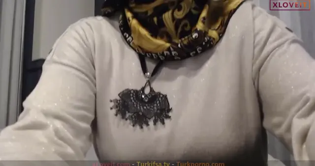 xprensesx — Xprensesx ifşa Türbanlı Milf amcığının derinliklerini gösterdi · sahne 2