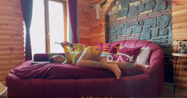 Yağmur Şimşek nude Sosyal medyaya bakarken soyundu — Yağmur Şimşek — Türk ifşa · sahne 1