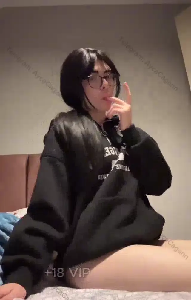 Zeynep Çağış nude Yatağında etli amcığını sergiledi — Zeynep Çağış — Bedava Porno · sahne 1