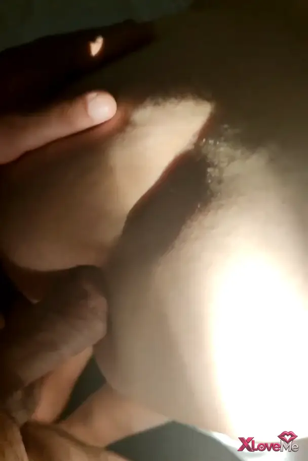 Amatör Türk Porno Telefon ışığıyla nasıl siktiğini gösterdi