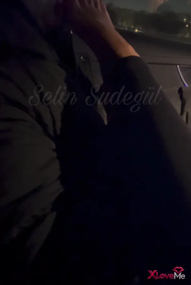 Azgın Porno — Ayak Fetiş Araba süren manitanın ağzına parmaklarını soktu — Selin Sudegül
