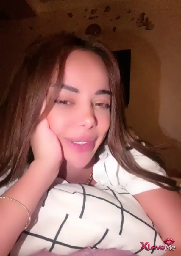 Canlı Yayınlar — Babe ifşa Güzel kız dayanamayıp meme amcık gösterdi