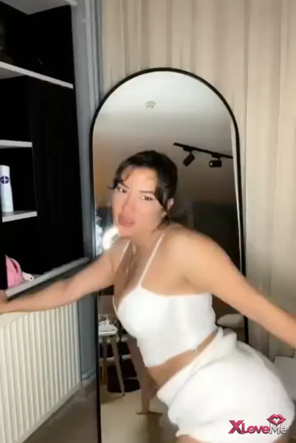 Burcu Yıldız ifşa Full dans kafayı çekmeli yayın seyret — Burcu Yıldız