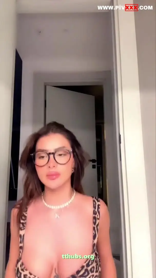 Celine Tango Leopar Bikiniyle Göğüslerini ve Amını Sergiliyor — Tango Celine