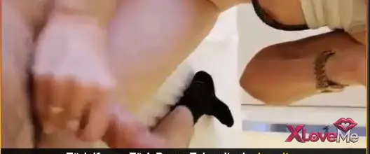 Amatör Porno — Elinde yarak telefonla konuşuyor