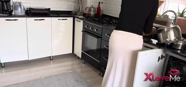 Fatma ile her telden ifşa Bulaşıkları makinaya yerleştirdi — Fatma ile Her Telden