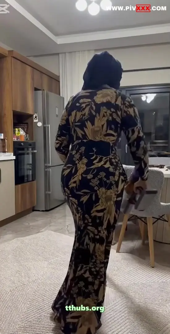 VIP ifşalar — Fatma'nın Süpürgeyle Dansı – Kalçasını Dom Gibi Sallıyor