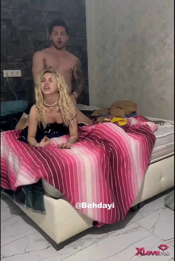 Porno Film — Linasu Özgen Porno Yatağında uzanırken sikildi — Lina Su Özgen