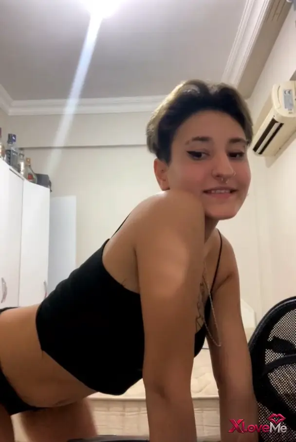 Dövmeli Porno — Meri Umuc ifşa Kısa saçlı dövmeli meme gösterdi
