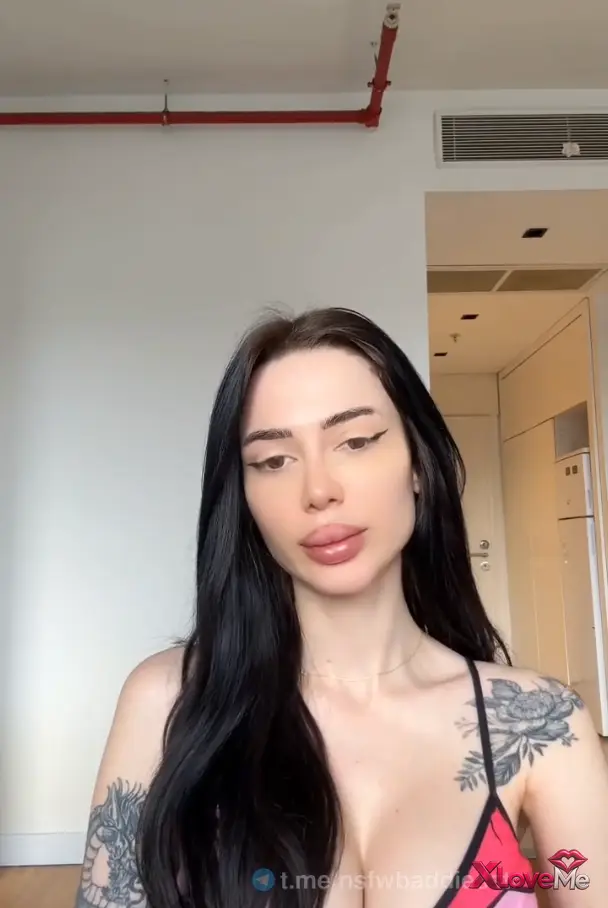 Mico Yayınları — Mico Elina ifşa Dövmeli göğüs dekolteli full yayın