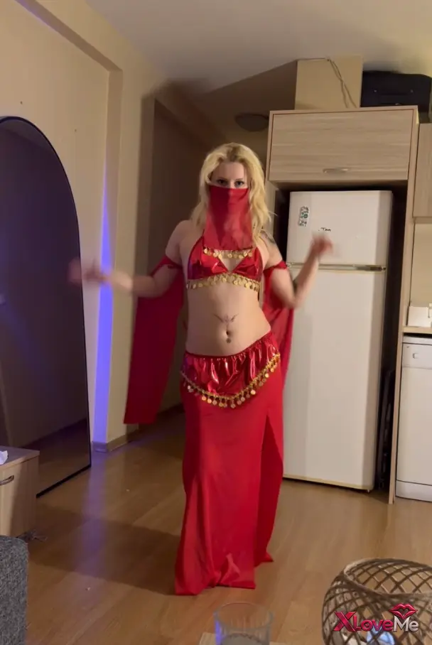 Nazenin ifşa Seksi hatun dansöz kostümüyle kıvırttı — Nazenin