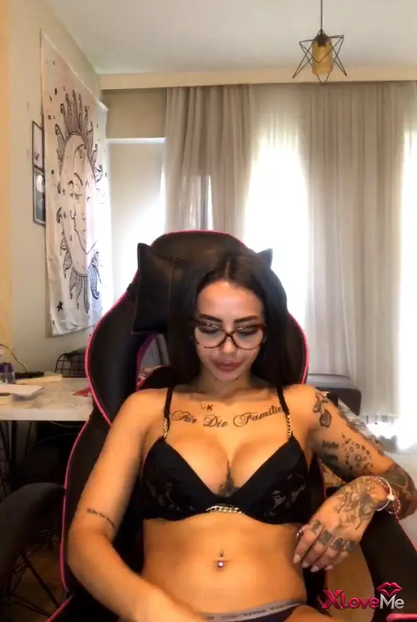 Shawty ifşa Gündüz nude yayın yaparken yerinde duramadı — Shawty