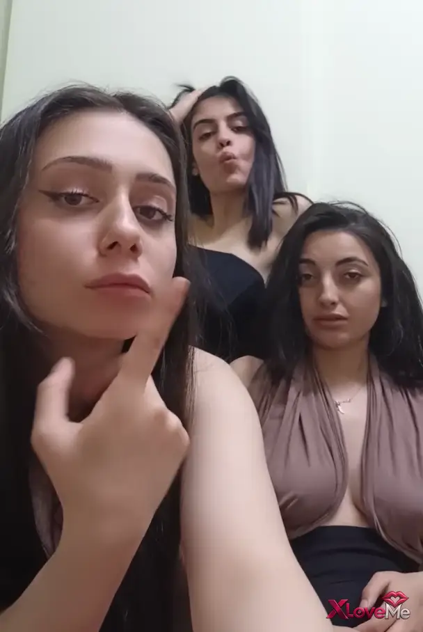 Reklamsız Porno — Sude Ece Buse ifşa 3 kızın canlı yayınını seyret