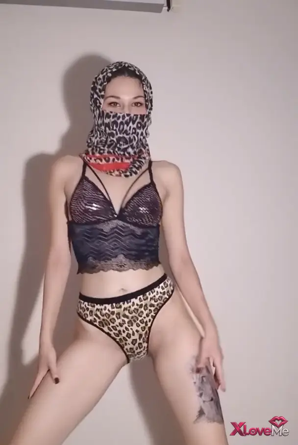 Azgın Porno — Türbanlı Ahu ifşa Zayıf kapalı kız nude yayın yaptı
