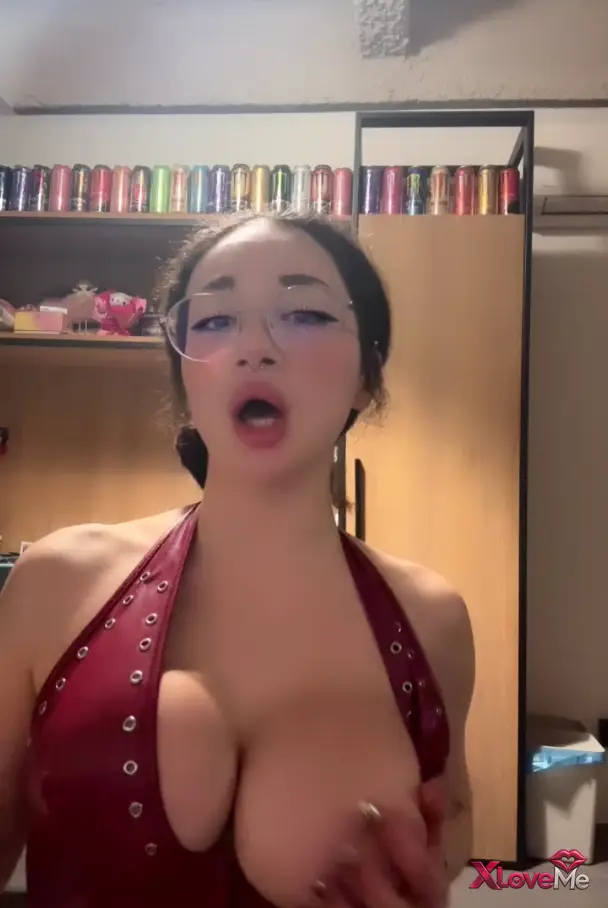 Büyük Memeli — Tango Ayla ifşa Kıvırcık kız büyük memelerini avuçladı — Tango Ayla