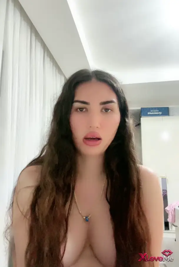 Tango Ays ifşa Memelerini saçlarıyla gizleyip yayın yaptı