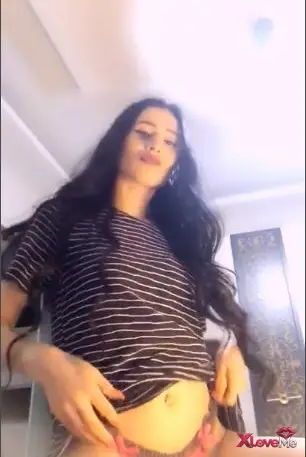 Tango Bal Kız ifşa Etli kabarmış amcığını ovaladı