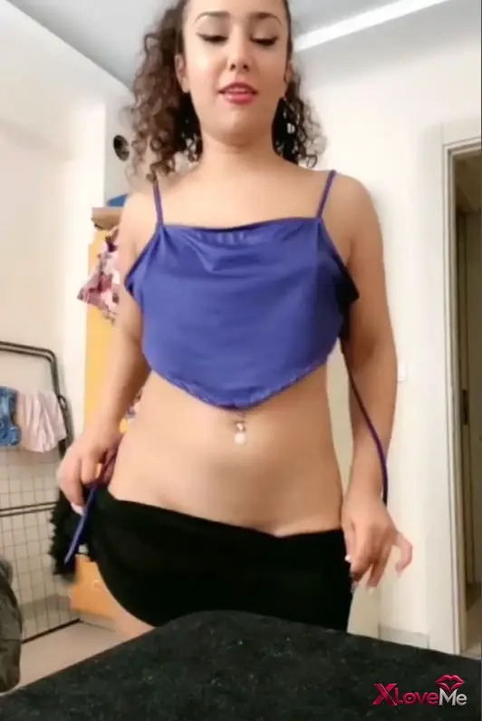 Tango Curly ifşa Meme frikiği vermek için beli tutuldu — Tango Curly