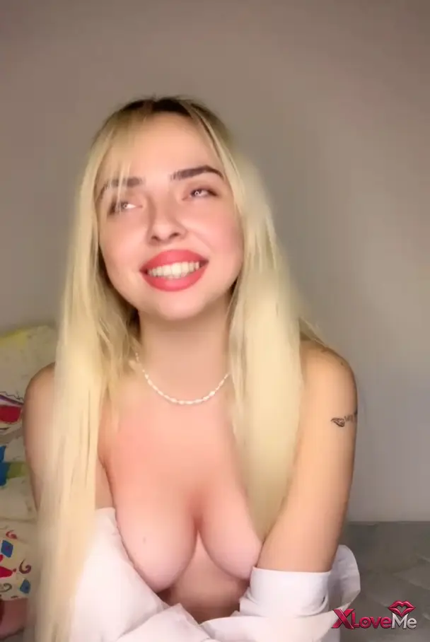 Tango Ebru ifşa Sarışın kızdan meme show — Tango Ebru
