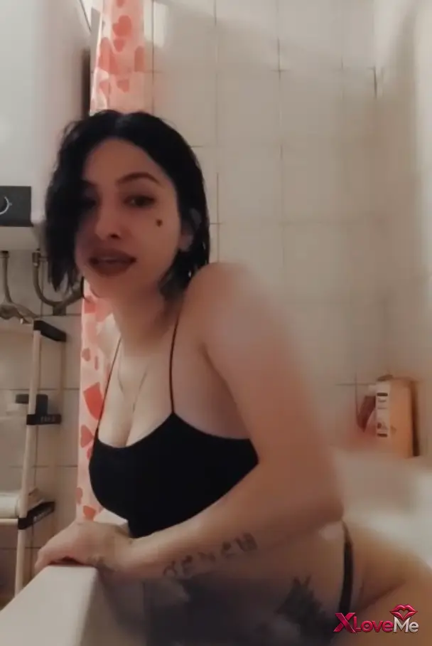 Tango naz ifşa Küvette suyun içinde yayın yaptı — Tango Naz
