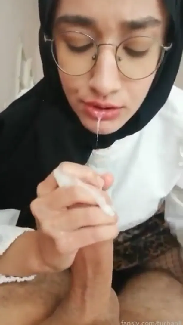 Türbanlı Porno Hijabpornqueen saksoyla boşalttı — HijabPornQueen
