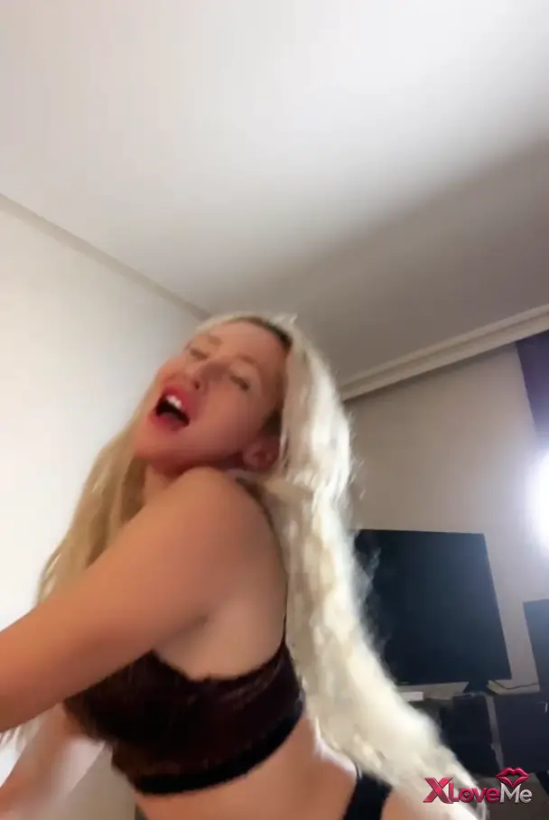 Ulyana ifşa Seksi hatundan jartiyerli göt show — Tango Ulyana