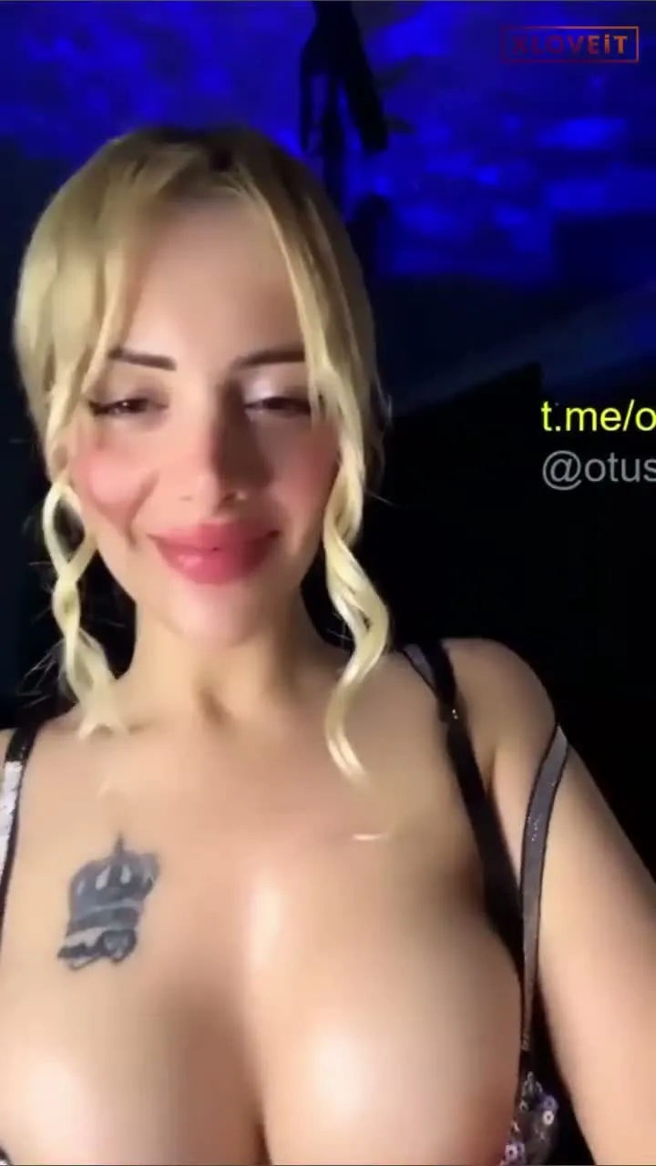 Alissa ifşa Memelerinin arasında tükrükle dildo gezdirdi — Alissa — Canlı Yayınlar