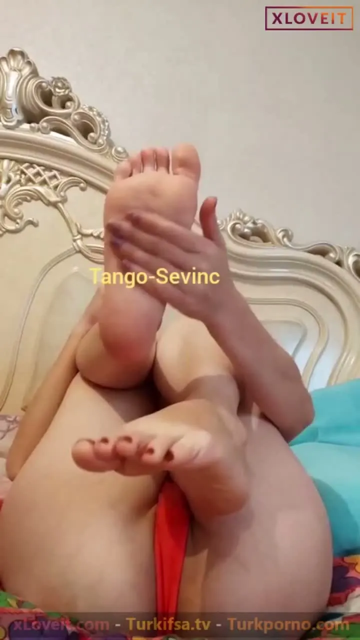 Ayak ifşa Sevinç ayaklarını sergiledi — Türk ifşa