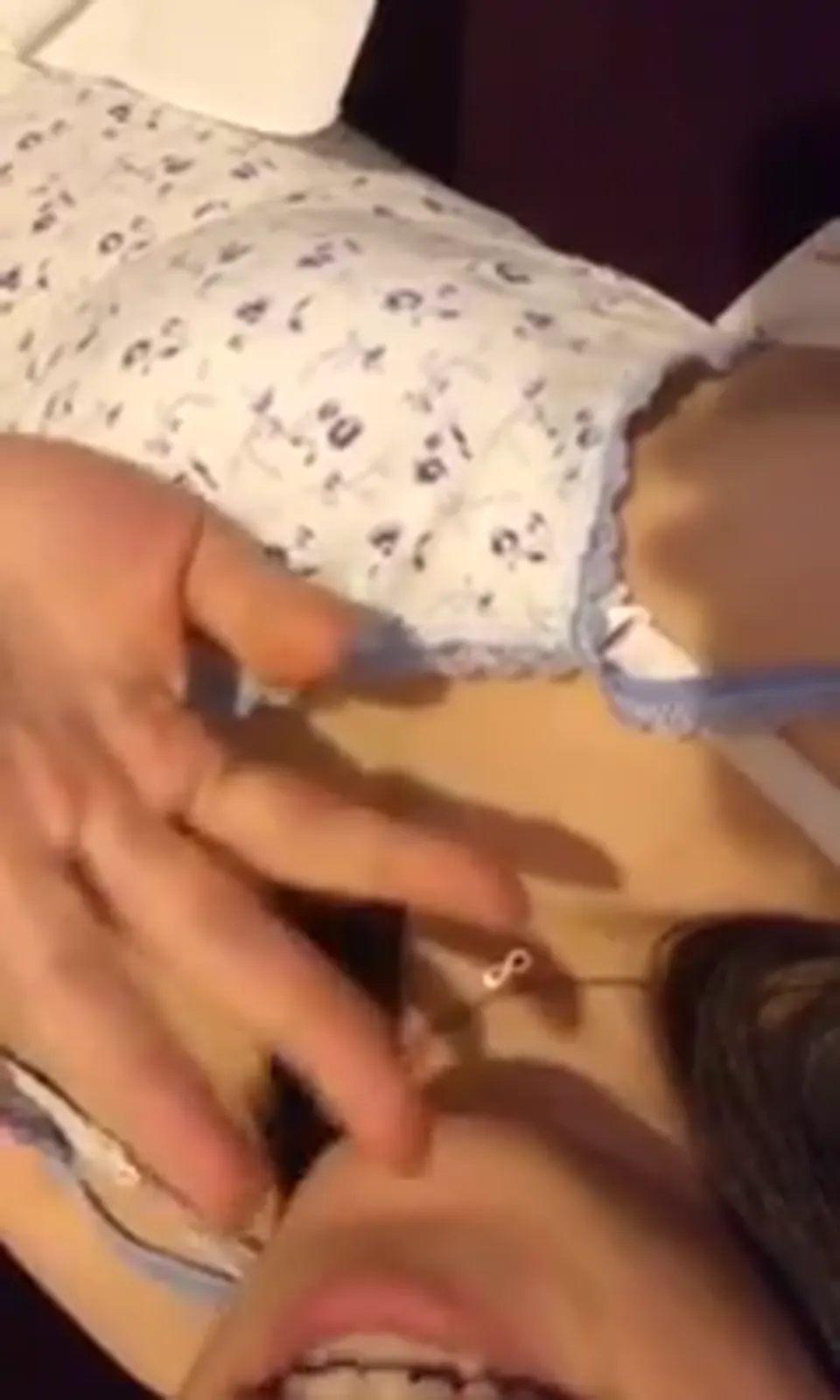 Karısının nasıl sakso çektiğini herkese izletti — Amatör Porno
