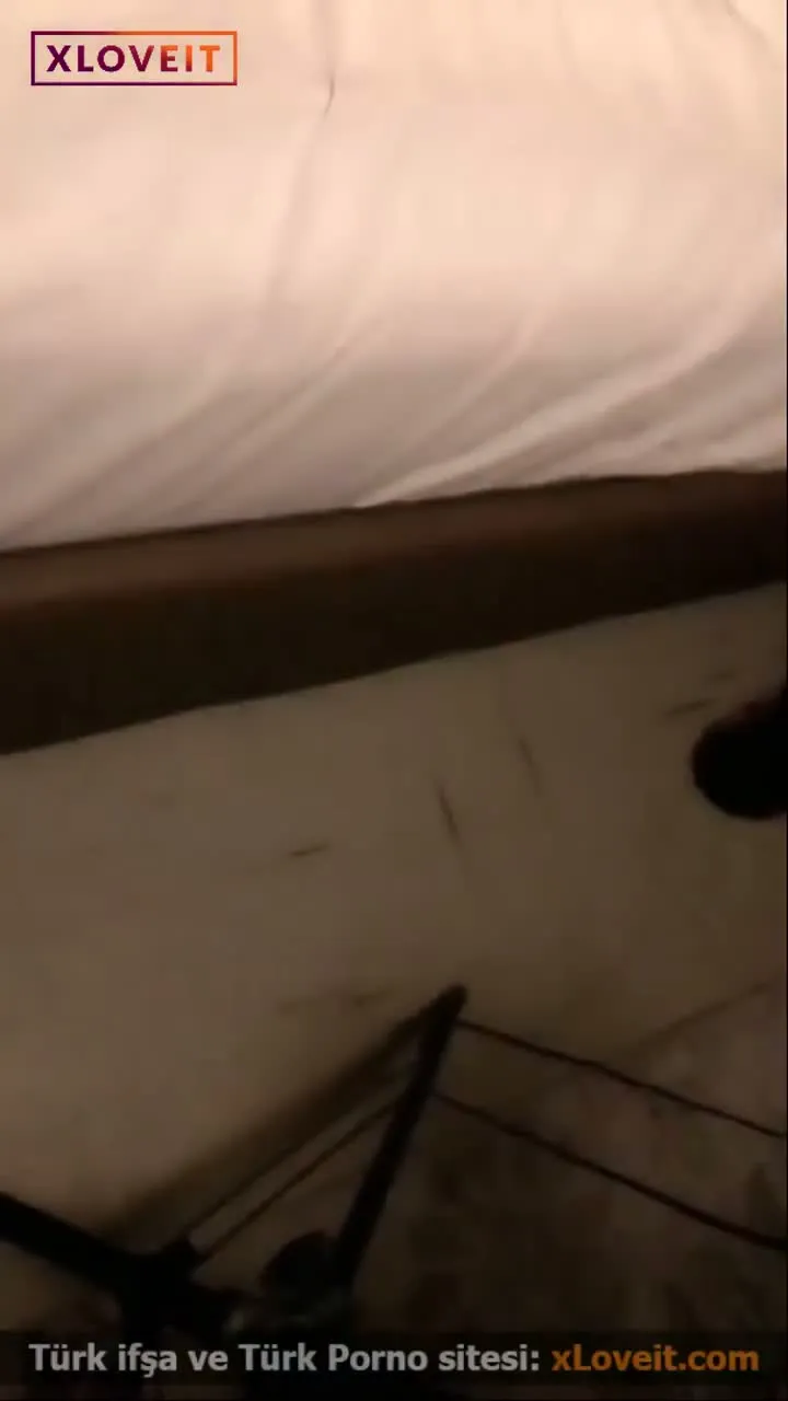Kızı canlı yayında evire çevire sikiyorlar — Amatör Porno