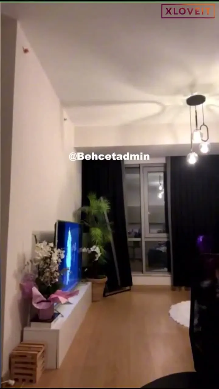 Melek Özçağan ifşa Şarap içip nude dans etti — Melek Özçağan — Canlı Yayınlar